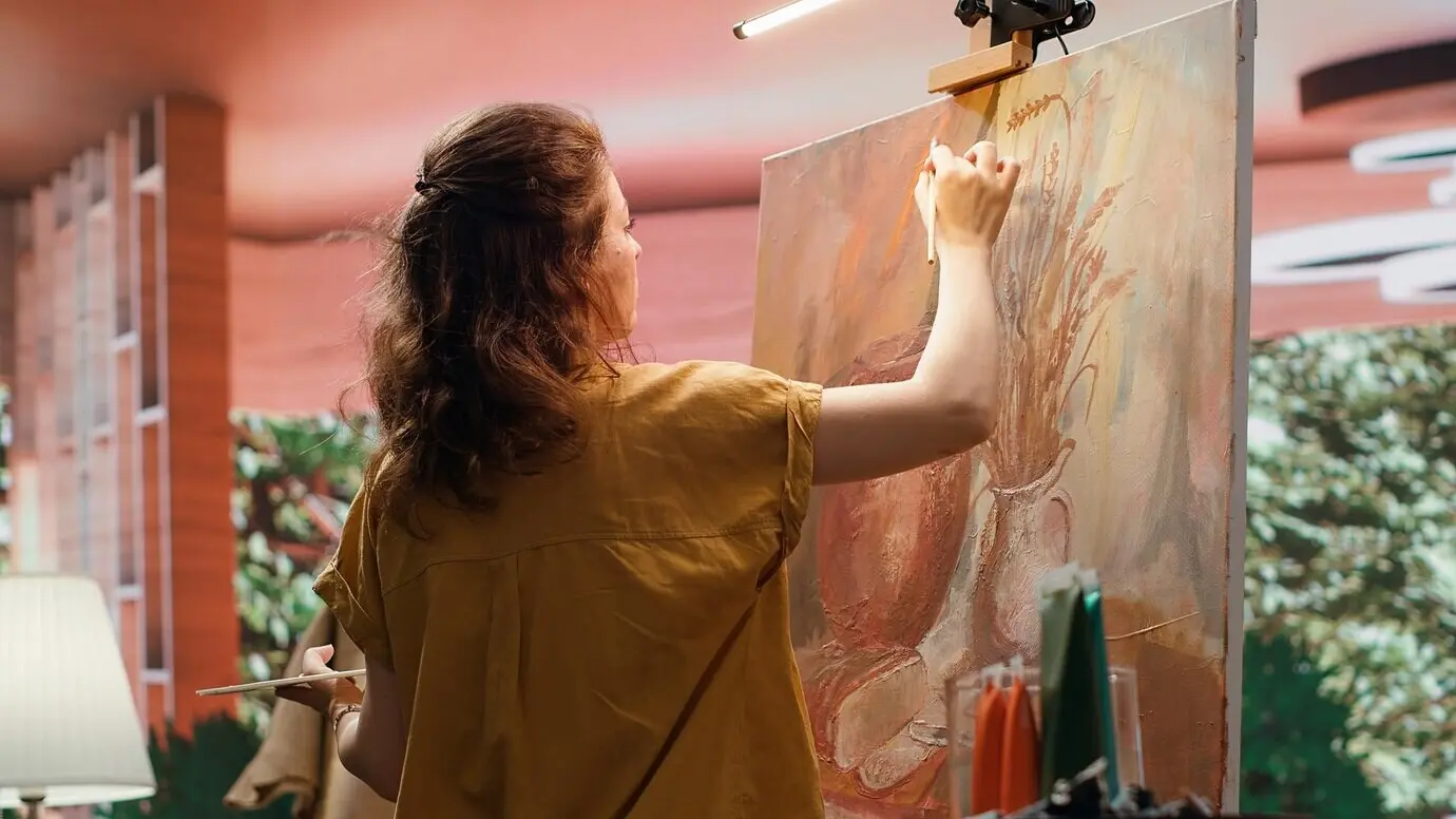 Ein Künstler mischt auf einer Palette verschiedene Aquarellfarben, um ein Meisterwerk zu schaffen.