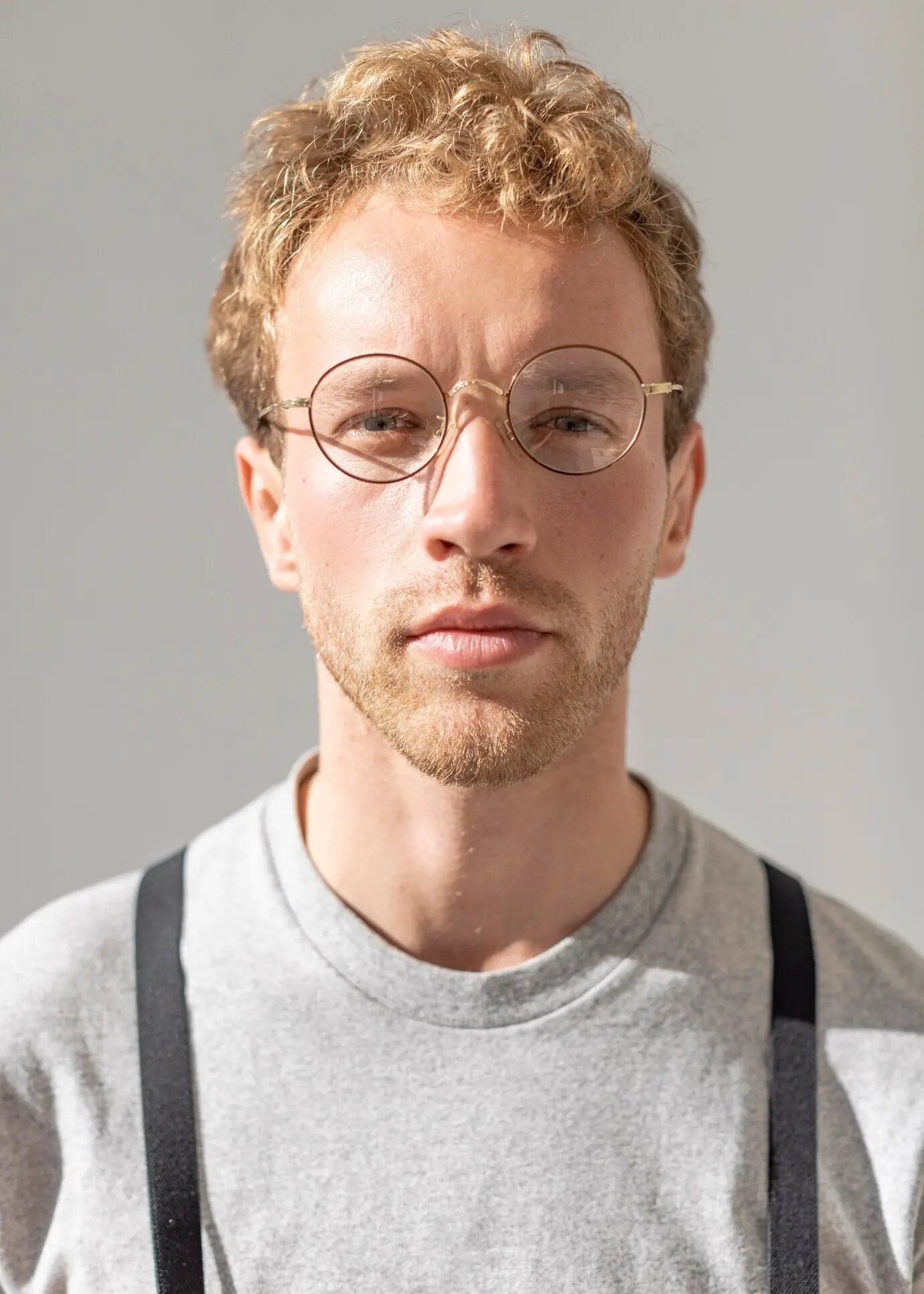 Porträt eines männlichen Models, das eine Lesebrille trägt.