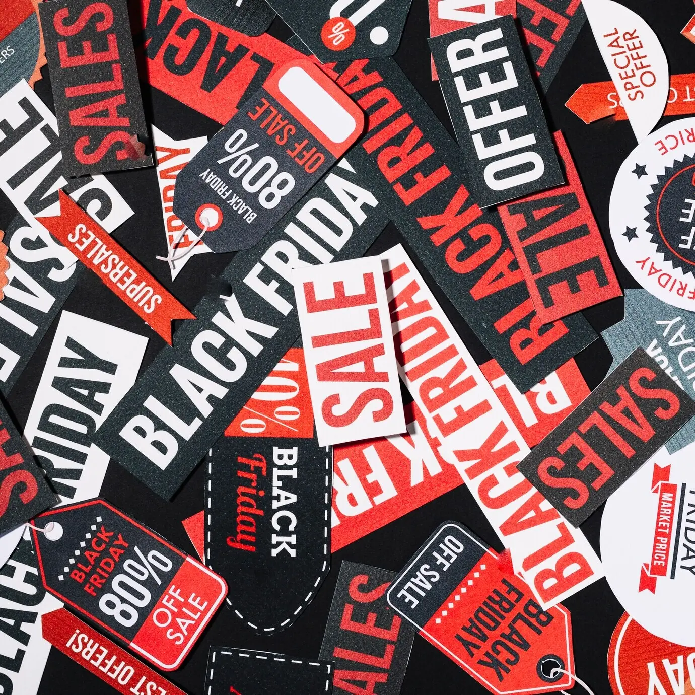 Stapel bunter Black-Friday-Etiketten