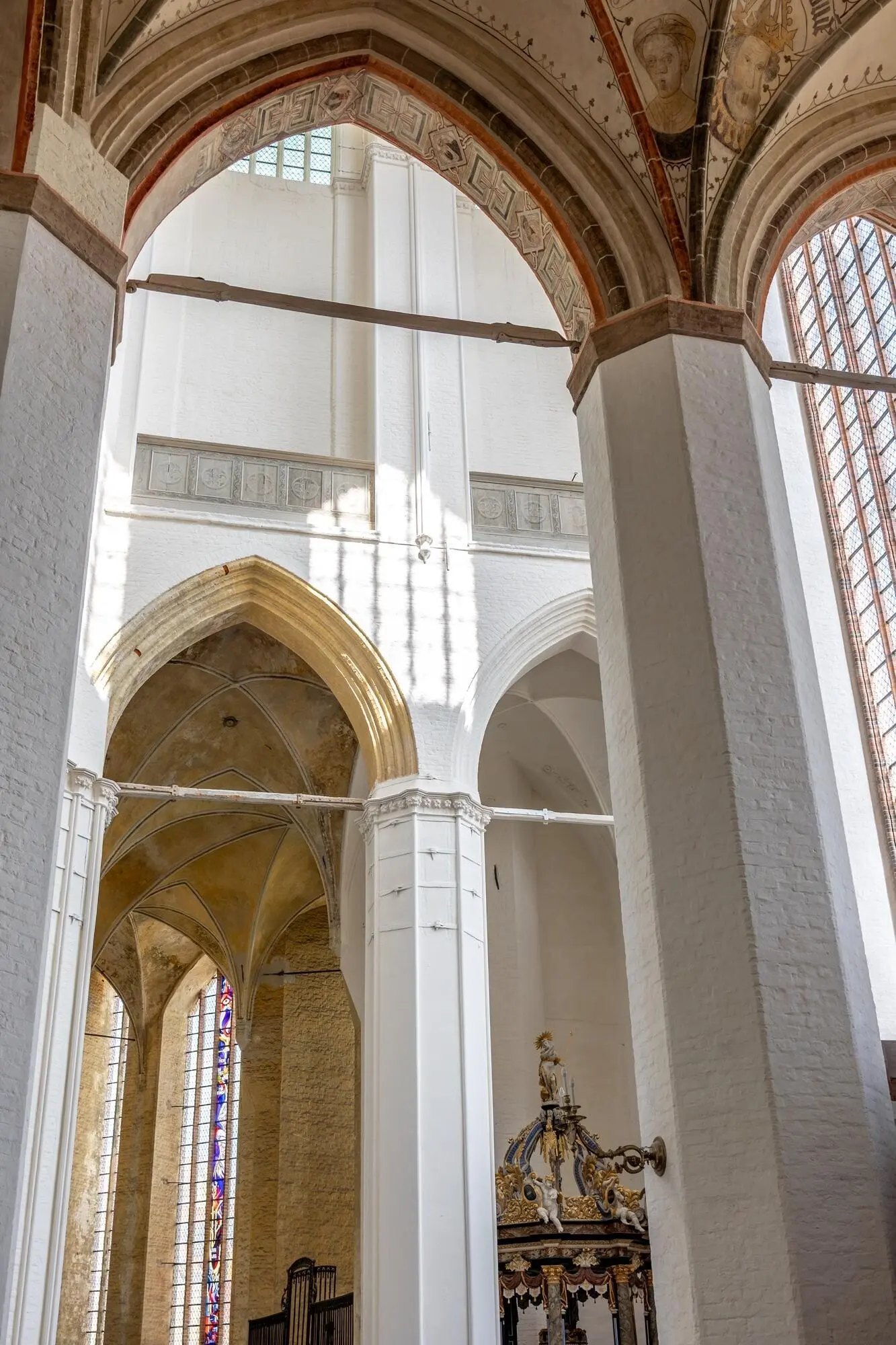 Antike Fassade mit heraldischem Dekor im goldenen Barockstil.